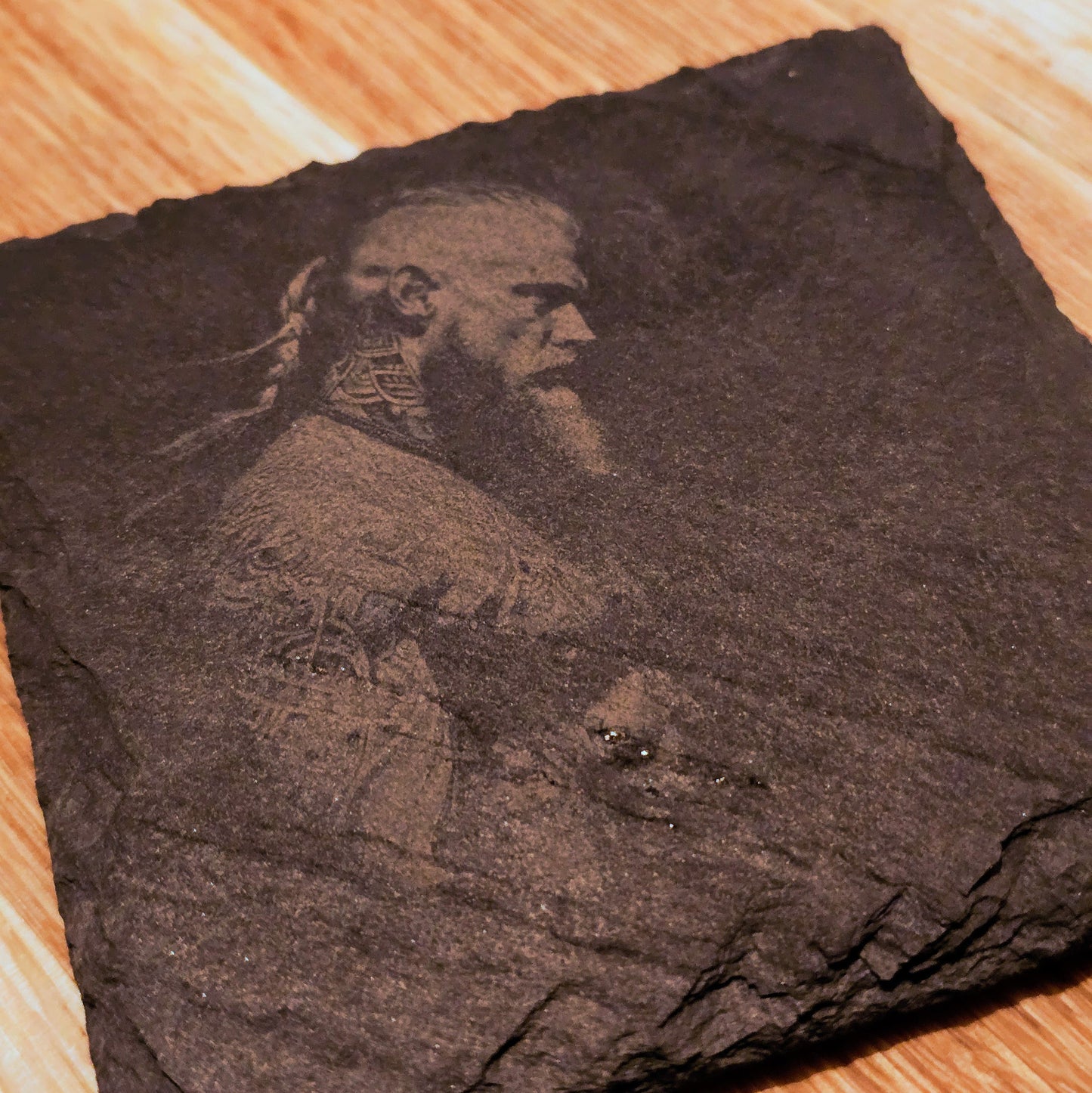 Skifferunderlägg 10x10cm – Viking 1