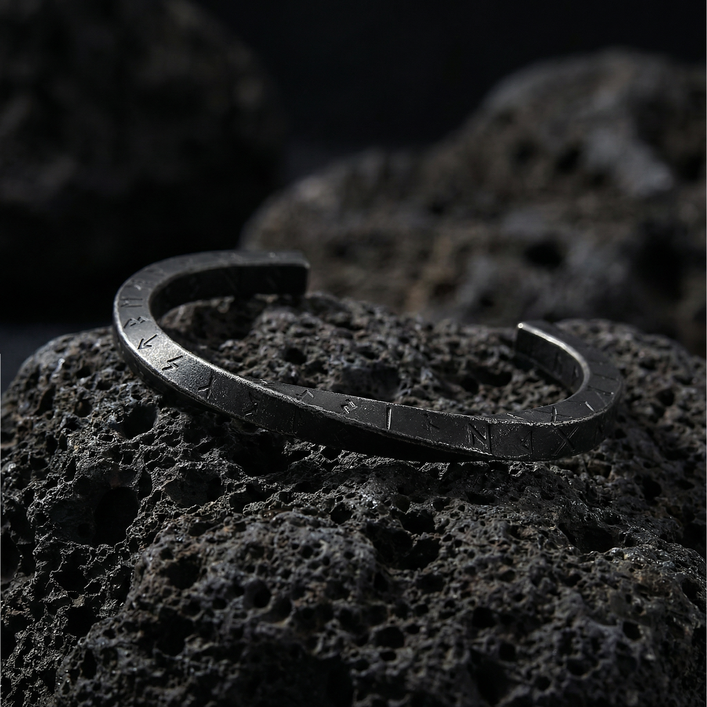 Runic Twisted Arm Ring Antik