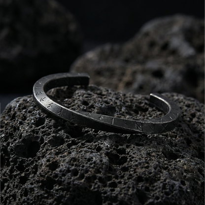 Runic Twisted Arm Ring Antik